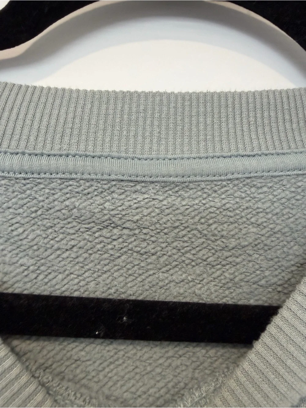 Auth. ✅ RARE ALO Yoga Accolade Crewneck Pullover in “Cosmic Grey” Size Large 🩶💚💙